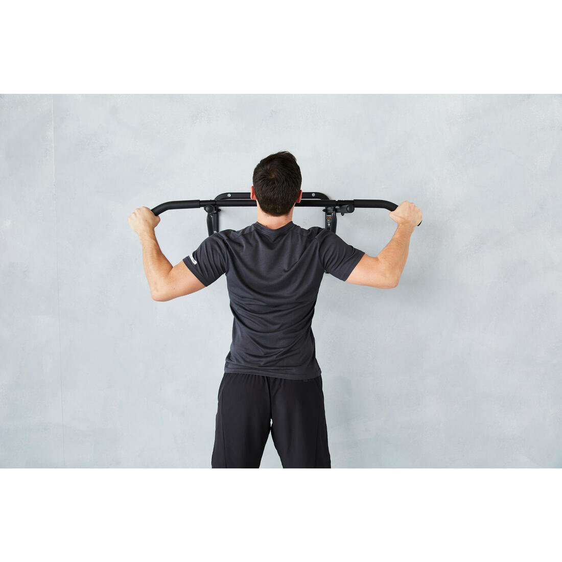Barre de traction murale repliable