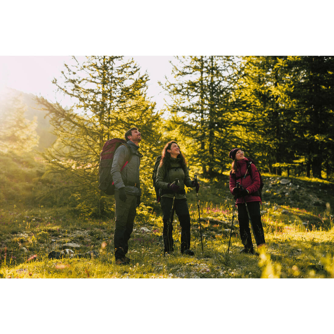 Doudoune de trek à capuche synthétique femme, MT100
