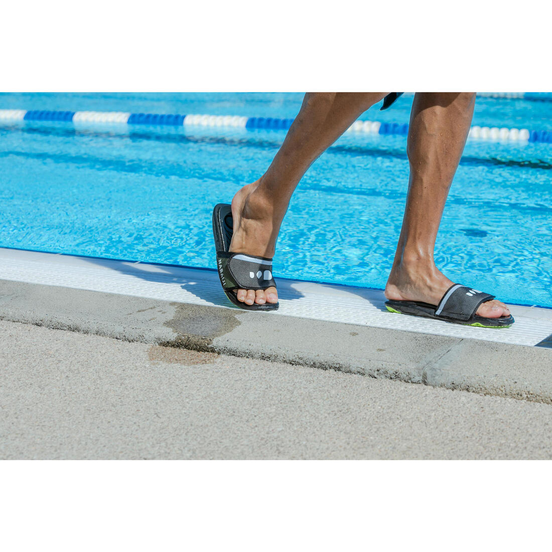Sandale claquette piscine homme slap 900 soft noir jaune