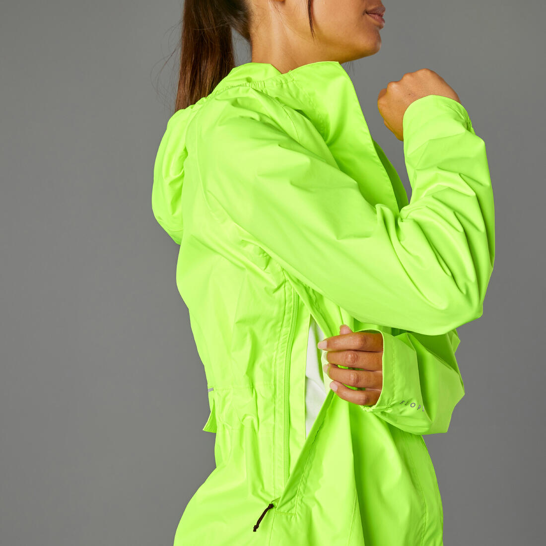 VESTE PLUIE VELO VILLE FEMME 120 JAUNE FLUO CERTIFIÉE EPI VISIBILITÉ JOUR