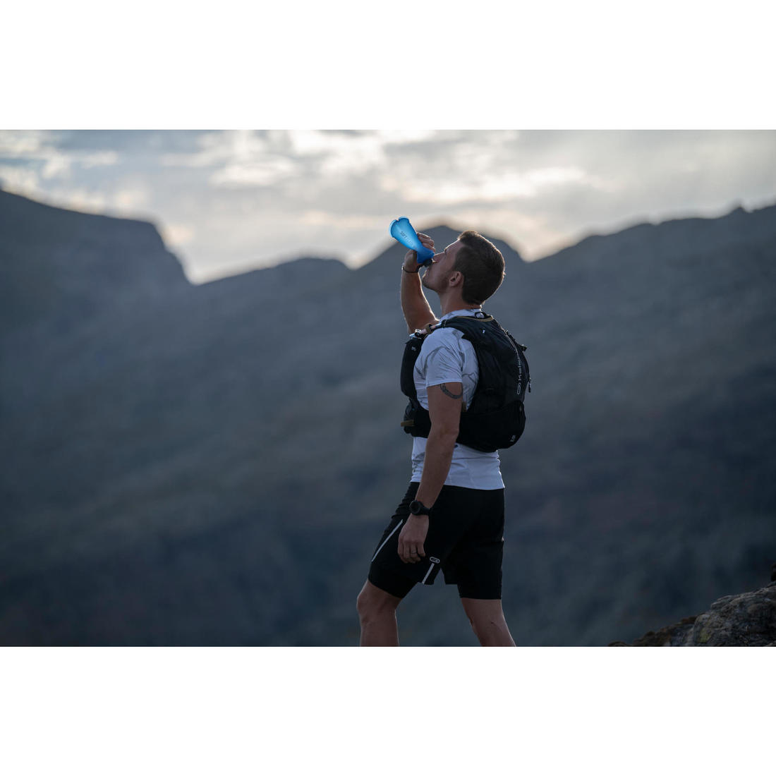 SAC TRAIL ULTRA RUNNING 15L MIXTE NOIR - VENDU AVEC POCHE À EAU 2L