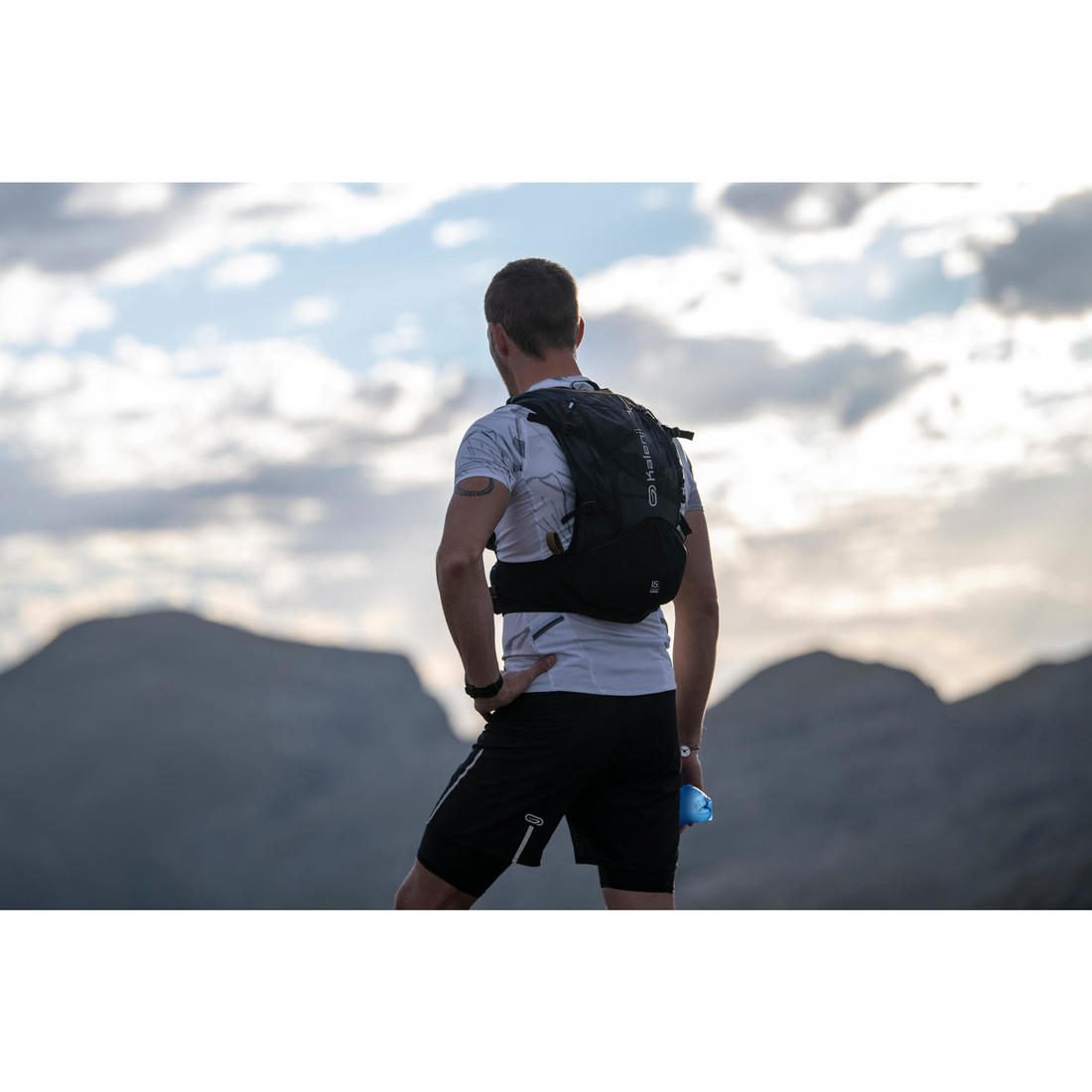 SAC TRAIL ULTRA RUNNING 15L MIXTE NOIR - VENDU AVEC POCHE À EAU 2L