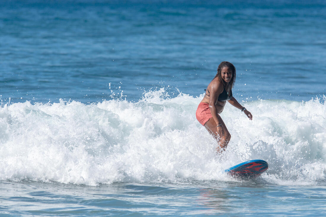 Boardshort surf femme TINI CORAIL avec ceinture élastiquée et cordon de serrage