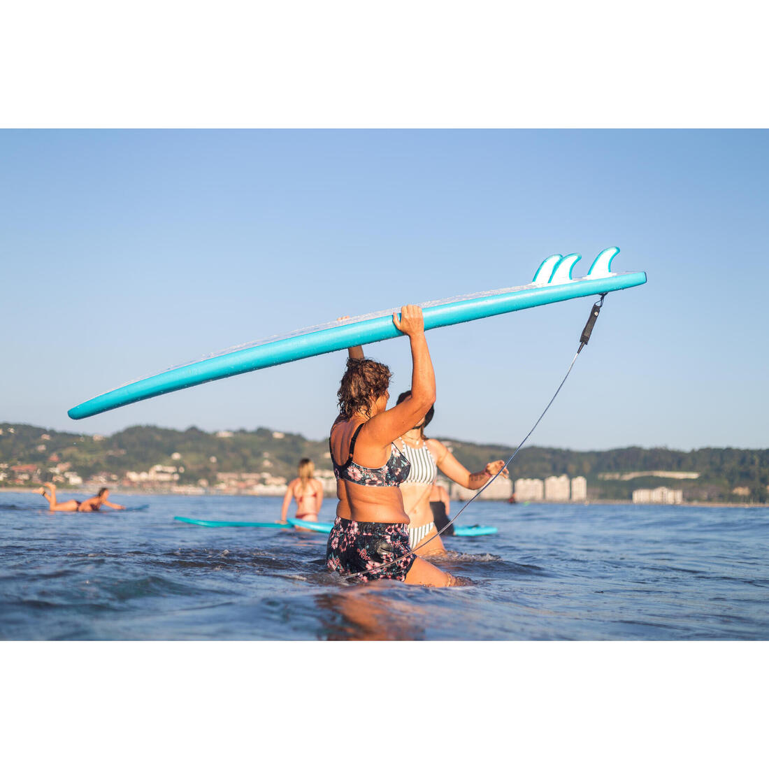 Boardshort surf femme TINI CORAIL avec ceinture élastiquée et cordon de serrage