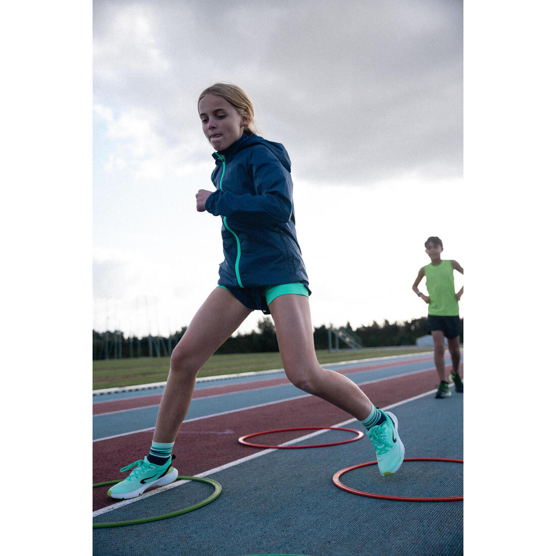 Short cuissard de running respirant Fille - KIPRUN DRY+ 2 en 1 marine et