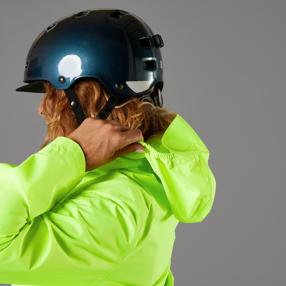 VESTE PLUIE VELO VILLE FEMME 120 JAUNE FLUO CERTIFIÉE EPI VISIBILITÉ JOUR