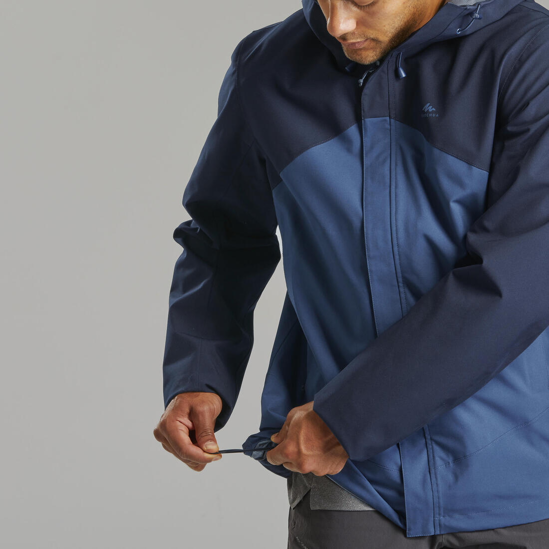Veste de randonnée imperméable et légère homme, MH100 bleu foncé