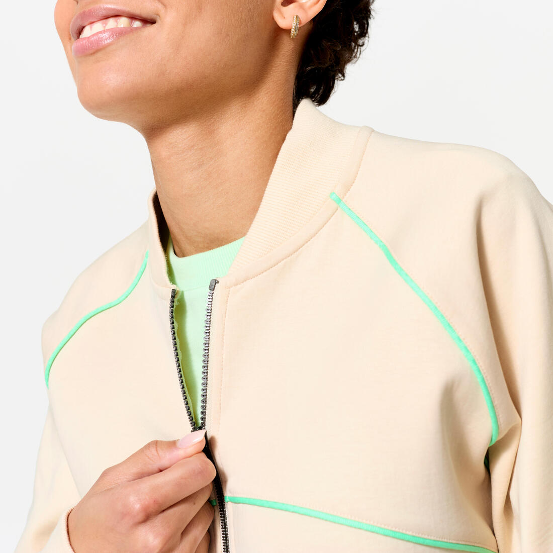 Veste bombers zipée femme, beige avec piping vert.