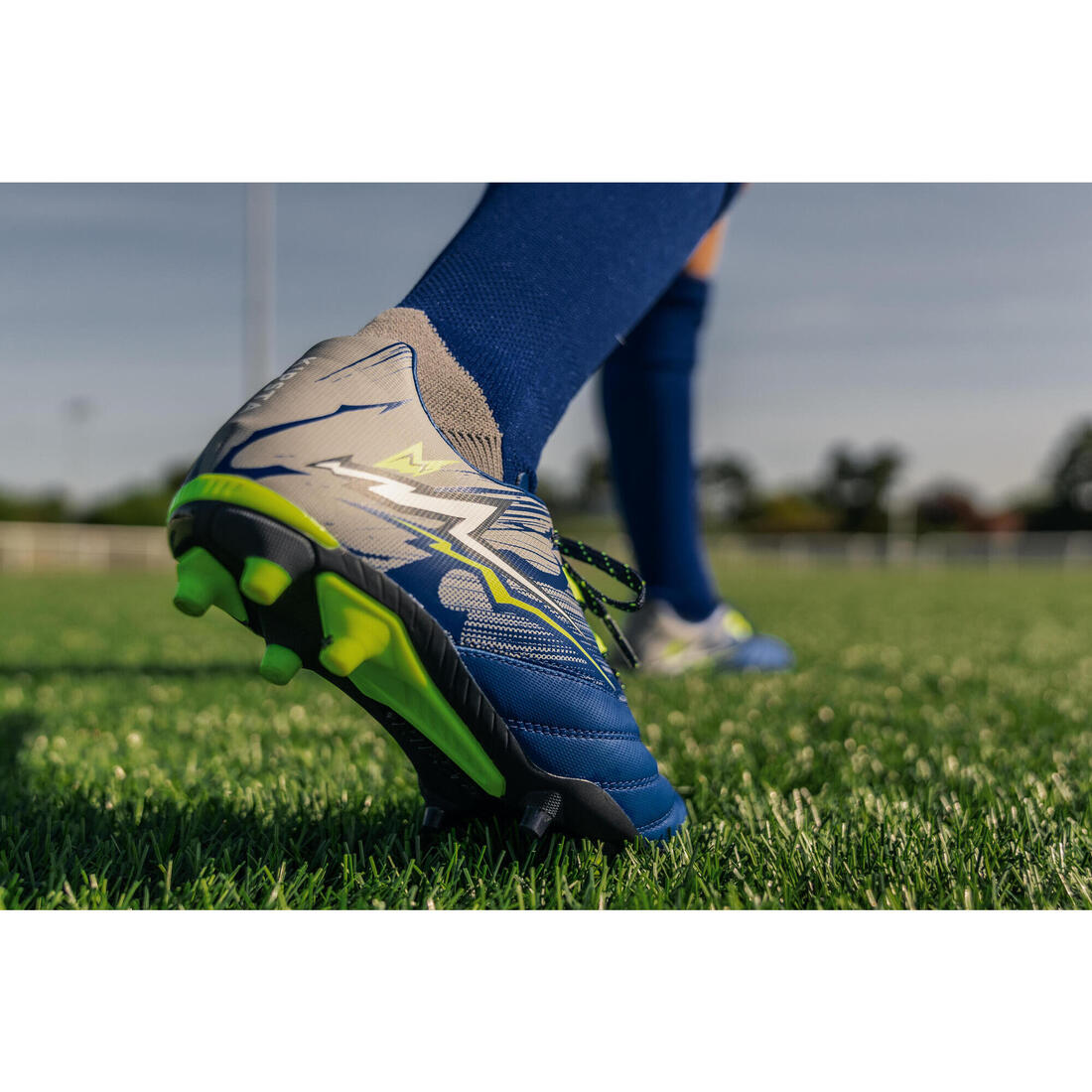 CHAUSSURES DE RUGBY MOULÉES TERRAIN SEC R500 ENFANT bleu indigo