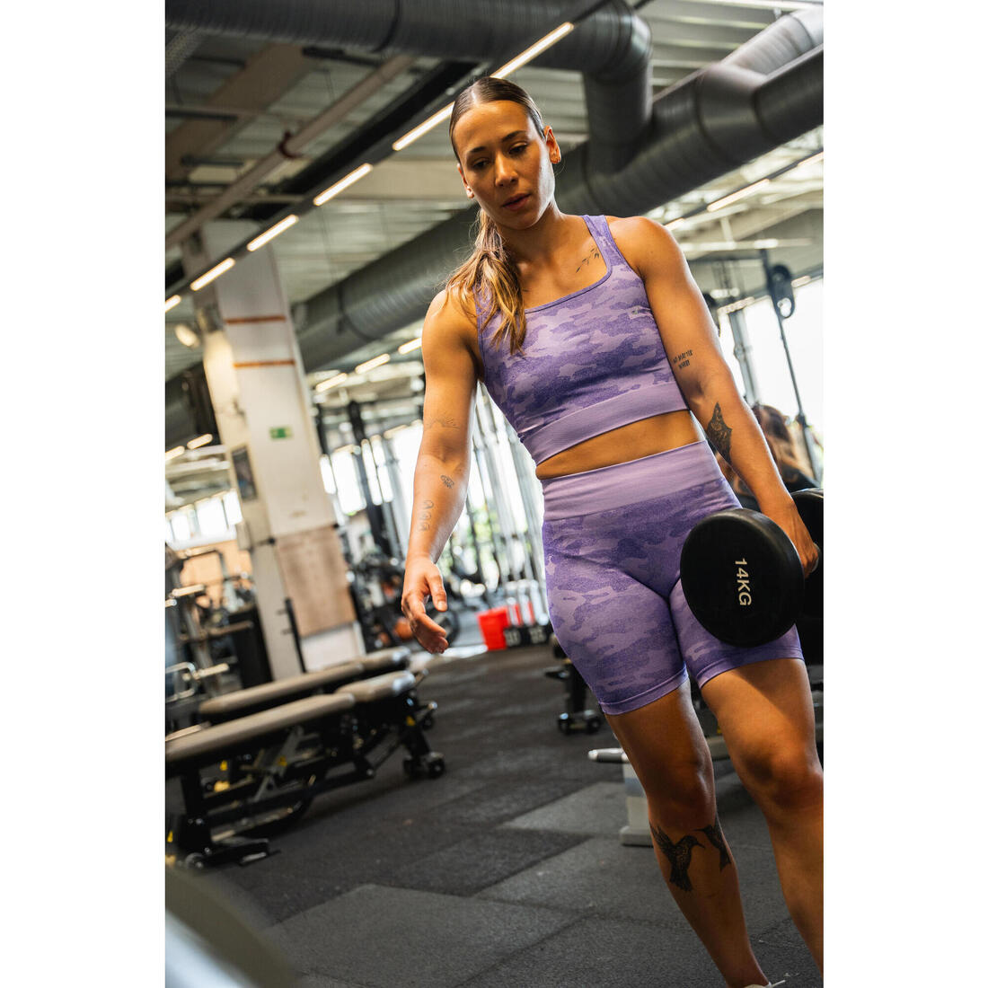 Crop top de fitness motif camo