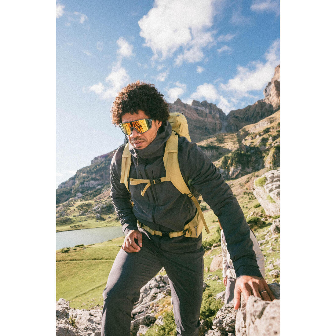 Veste de randonnée imperméable et légère homme, MH900