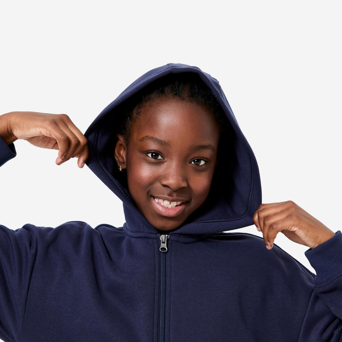Ce sweat loose zippé avec capuche foncé