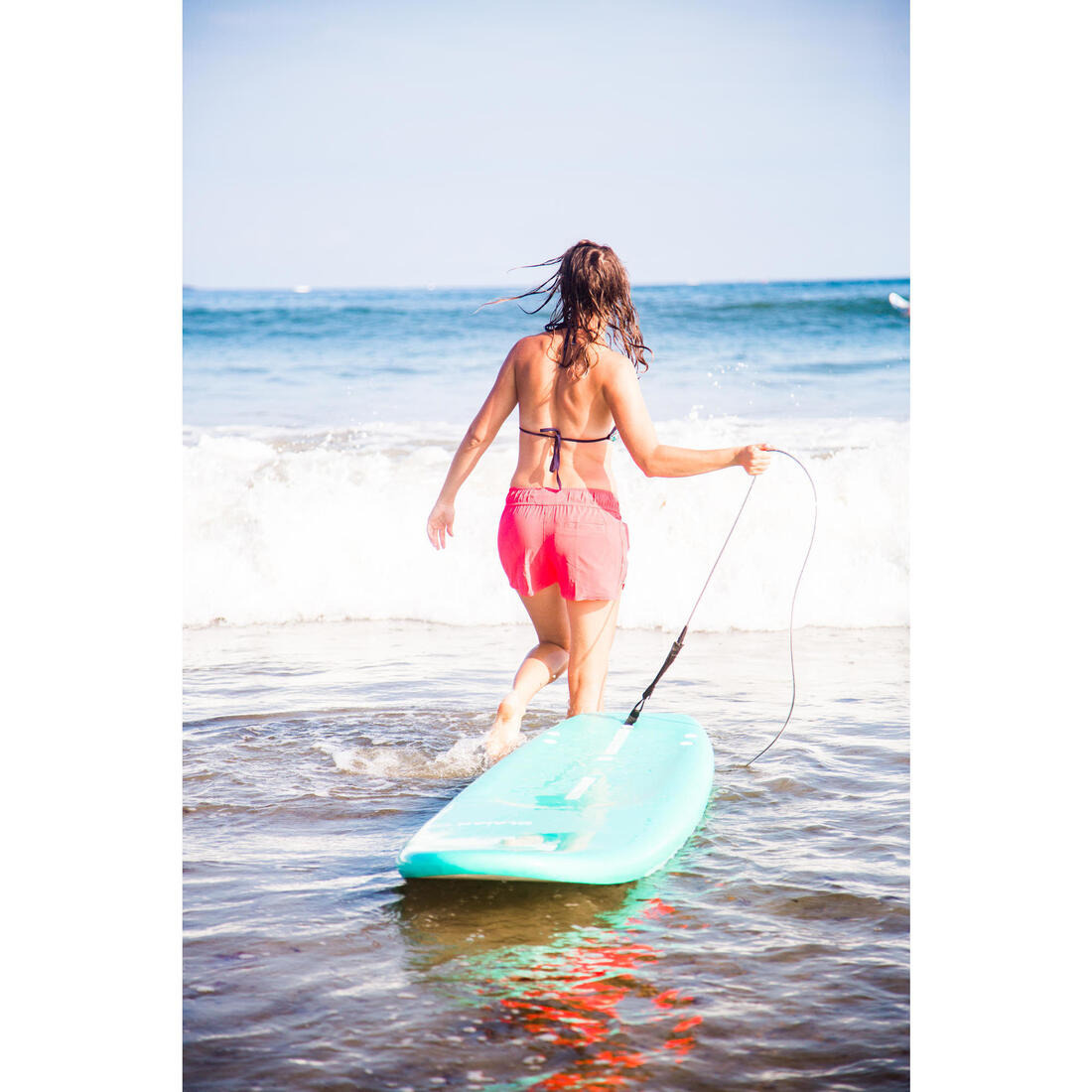 Boardshort surf femme TINI CORAIL avec ceinture élastiquée et cordon de serrage