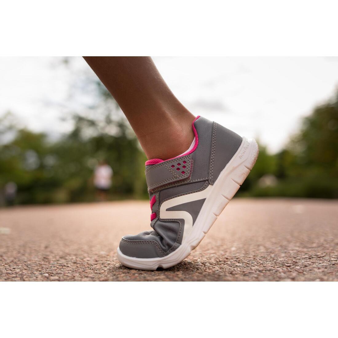 Chaussure enfant à scratch noire PW 100