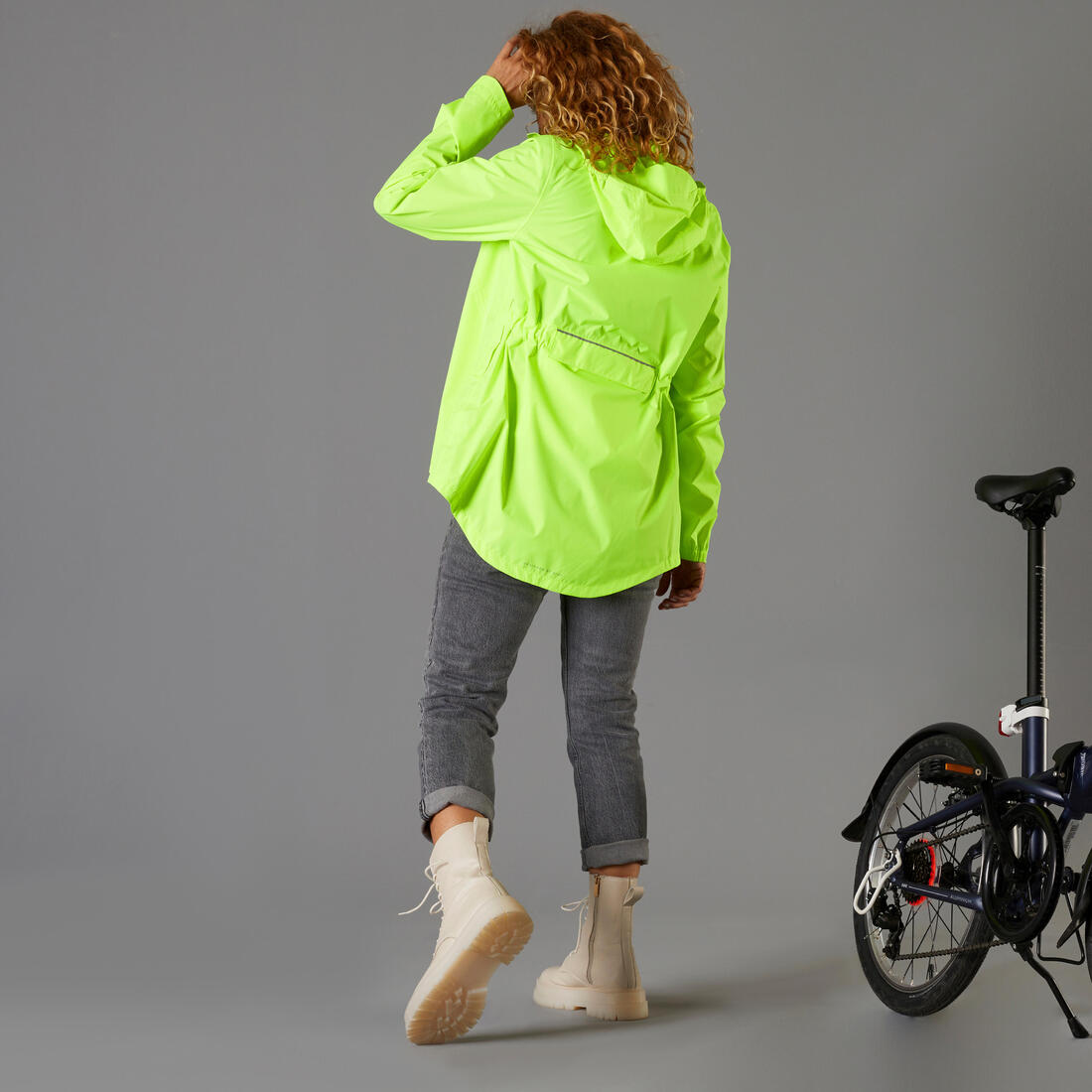 VESTE PLUIE VELO VILLE FEMME 120 JAUNE FLUO CERTIFIÉE EPI VISIBILITÉ JOUR
