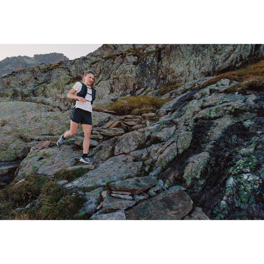 Chaussures de running trail femme, Kiprun mt3, noir fumé