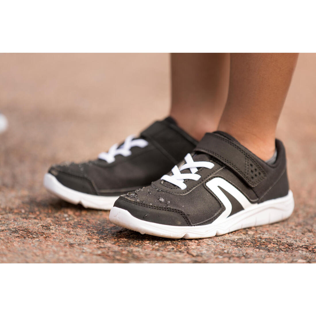 Chaussure enfant à scratch noire PW 100
