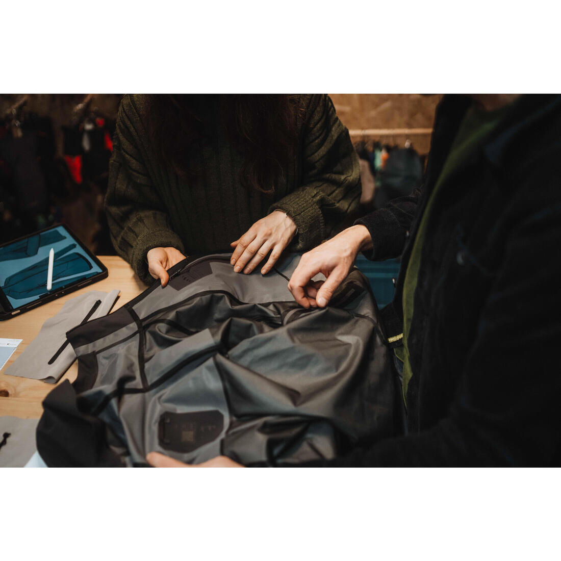 Veste de randonnée imperméable et légère homme, MH900