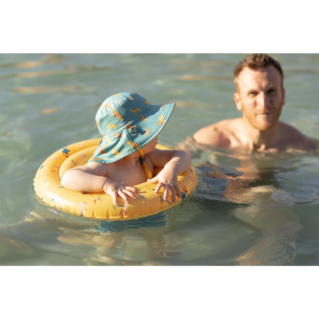 Chapeau anti uv bébé réversible rose clair et imprimé fleurs