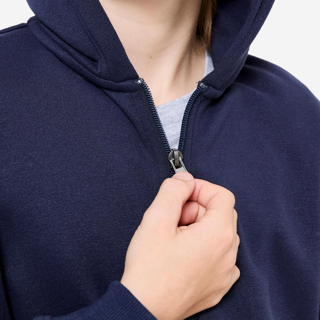 Ce sweat loose zippé avec capuche foncé