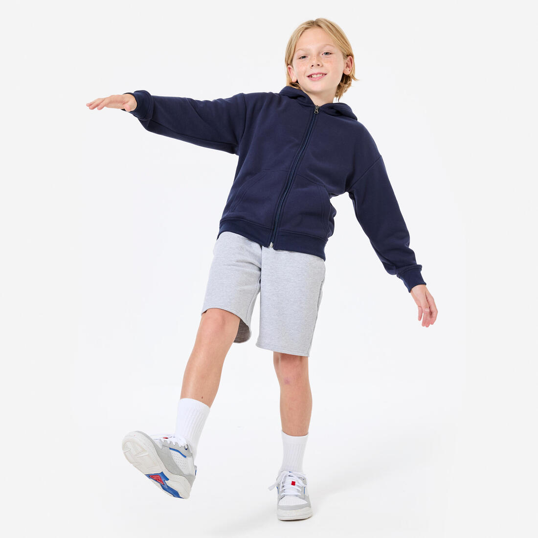 Ce sweat loose zippé avec capuche foncé