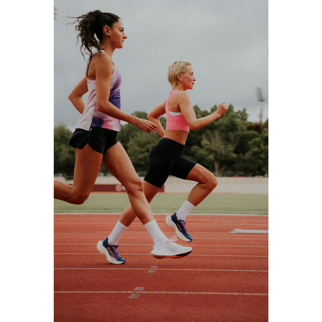 Short running & trail léger femme - kiprun run 900 light violet foncé