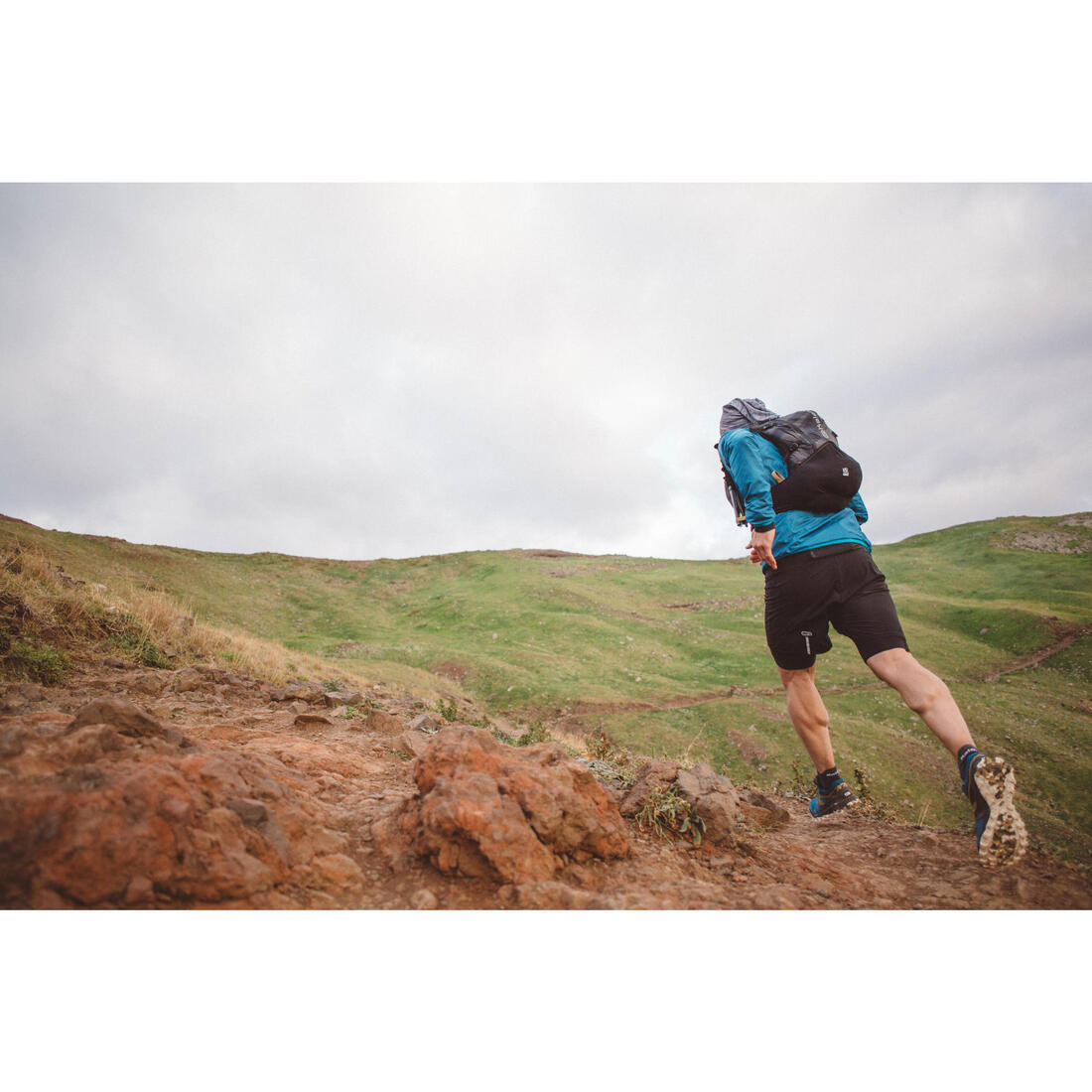 SAC TRAIL ULTRA RUNNING 15L MIXTE NOIR - VENDU AVEC POCHE À EAU 2L