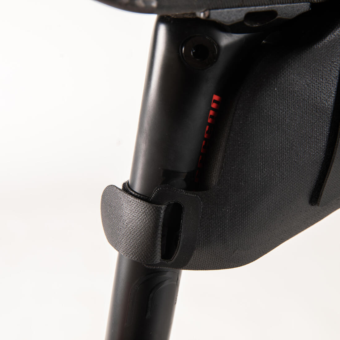 SACOCHE DE SELLE RACE M 0.6L NOIRE