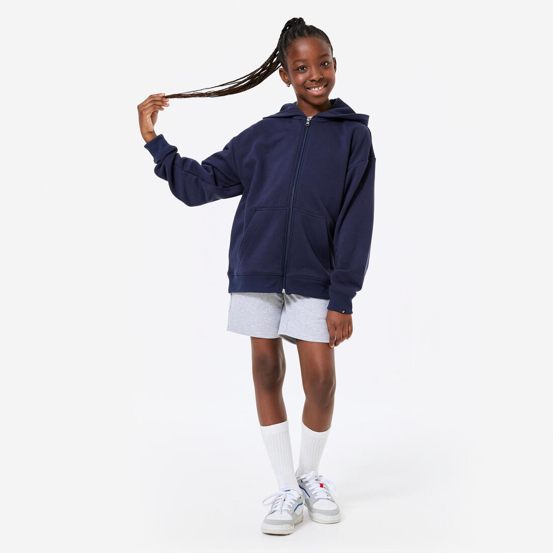 Ce sweat loose zippé avec capuche foncé