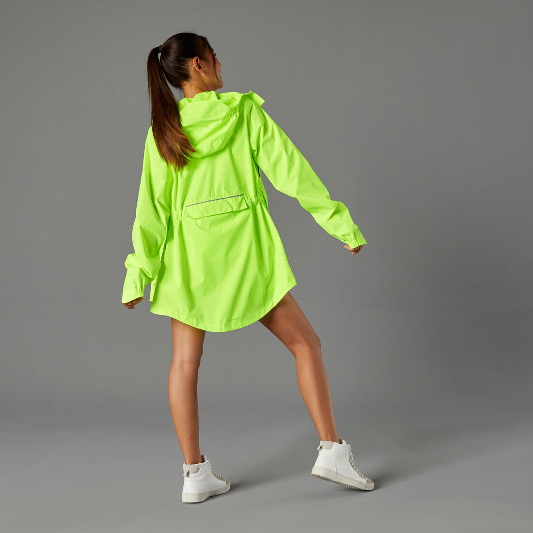 VESTE PLUIE VELO VILLE FEMME 120 JAUNE FLUO CERTIFIÉE EPI VISIBILITÉ JOUR