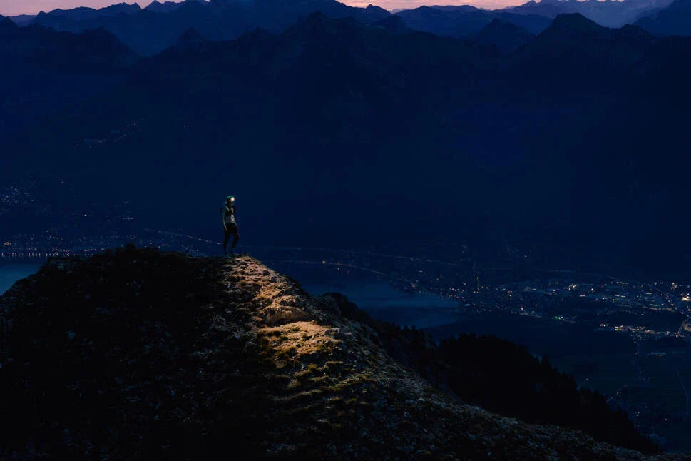 Quels équipements indispensables pour partir en randonnée nocturne en toute sécurité à La Réunion ?