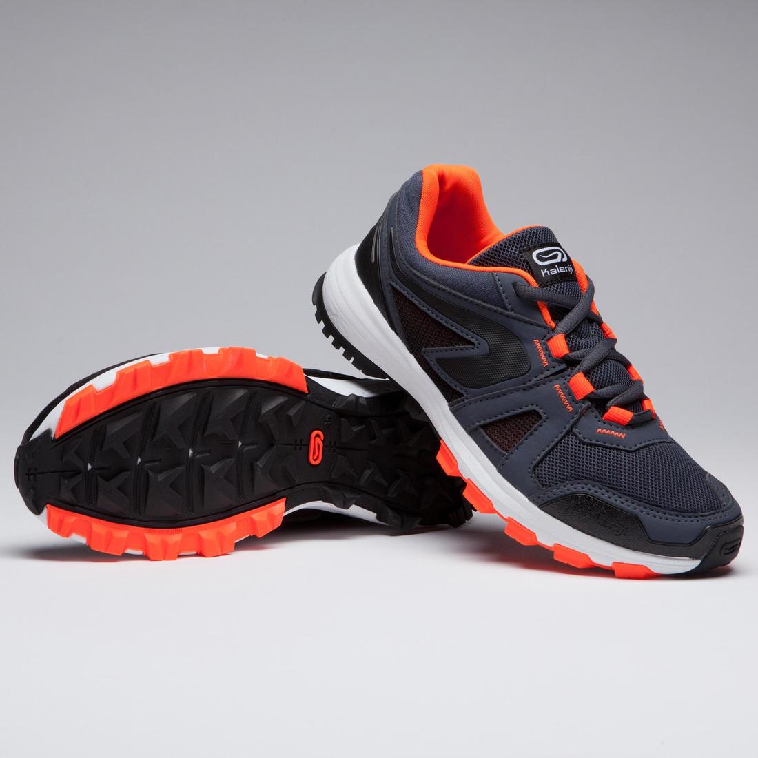 CHAUSSURES RUNNING & ATHLÉTISME ENFANT KIPRUN GRIP GRISES ET NOIRES ORANGES FLUO