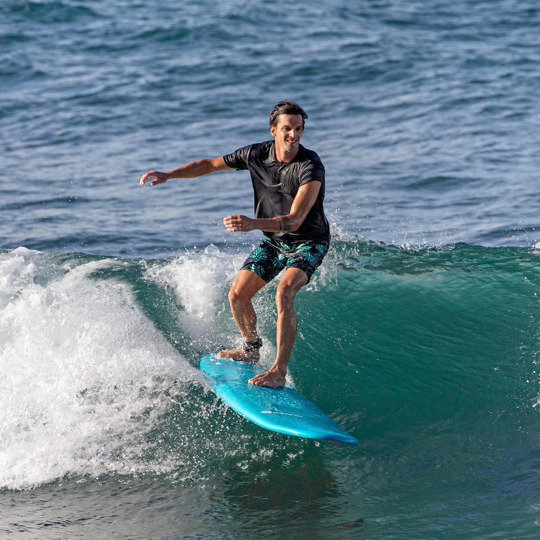 SURF MOUSSE 500 7'8". Livrée avec 1 leash et 3 ailerons