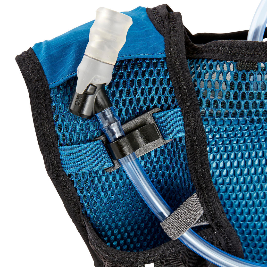 SAC DE TRAIL RUNNING MIXTE 10 L BLEU ET NOIR- VENDU AVEC POCHE À EAU 1L