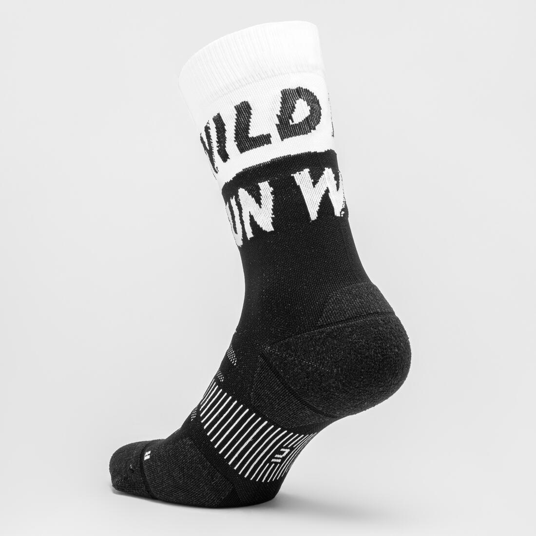 CHAUSSETTES DE RUNNING RUN900 EPAISSES MI-MOLLET RUN WILD BLANCHE NOIRE