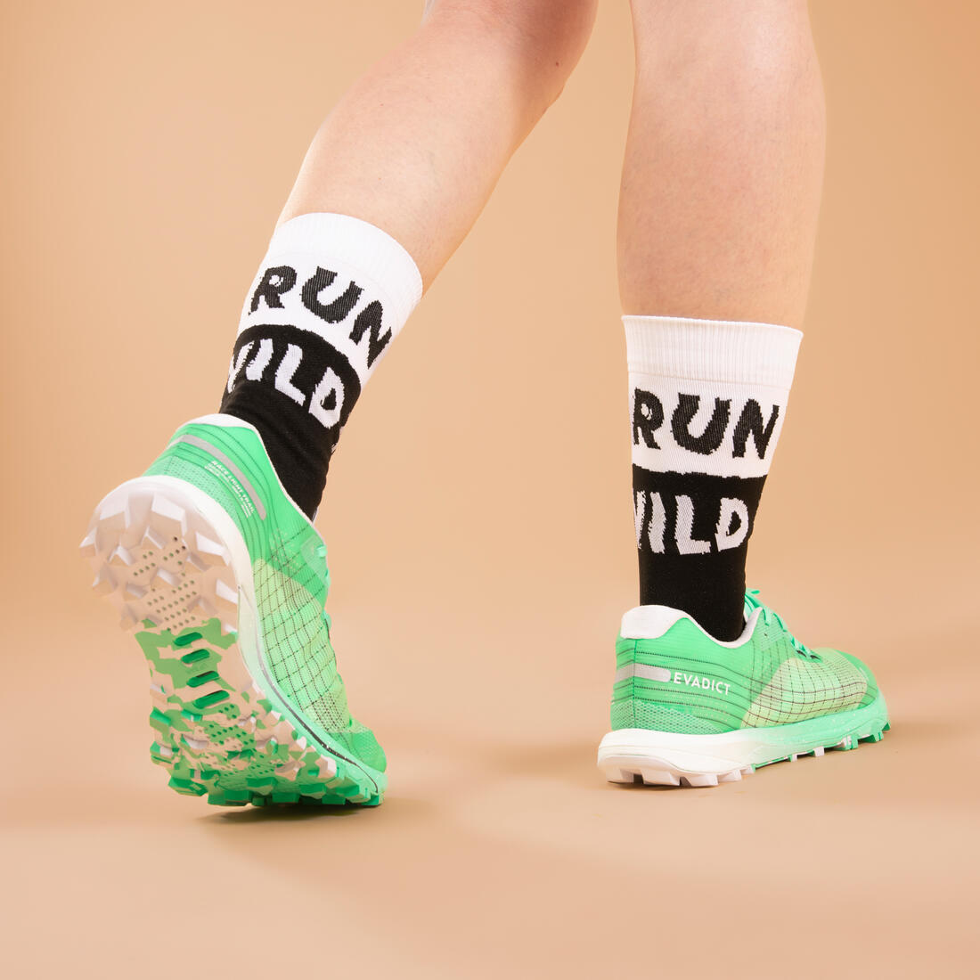 CHAUSSETTES DE RUNNING RUN900 EPAISSES MI-MOLLET RUN WILD BLANCHE NOIRE