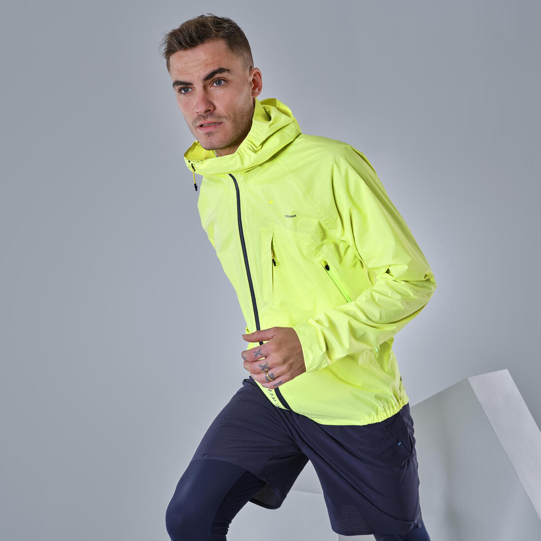 Veste imperméable ultra légère de randonnée rapide - FH 500 - homme  Jaune