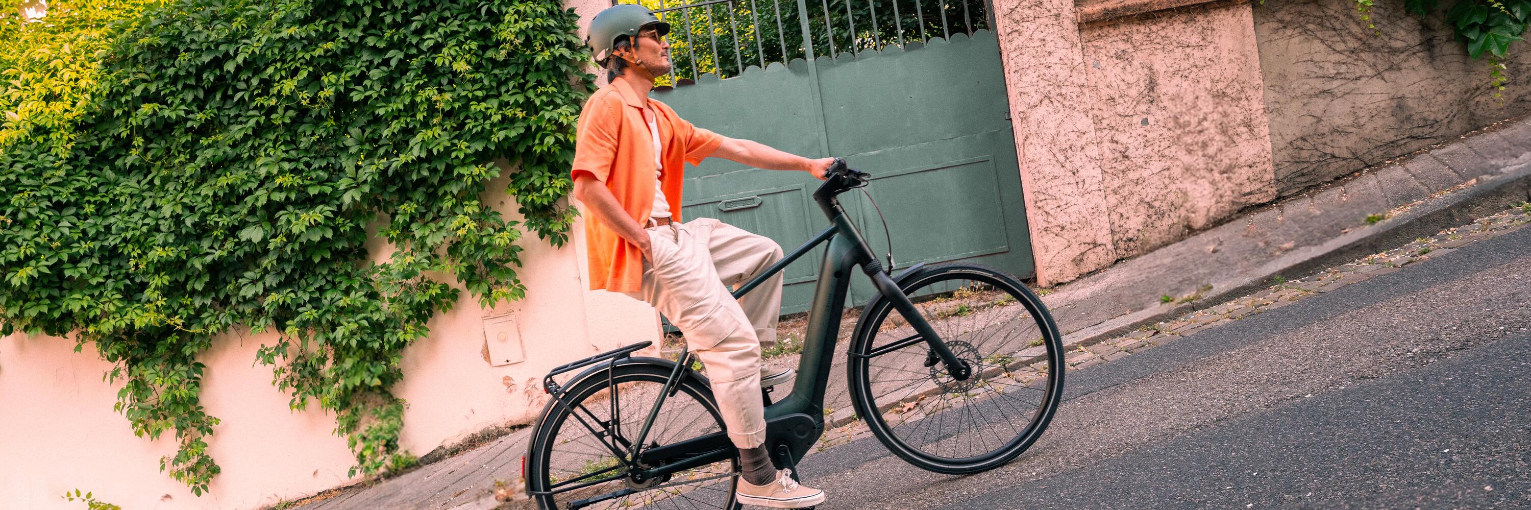 C'est une image d’ambiance montrant une fille courant après un garçon, cette image mets en avant 3 produits