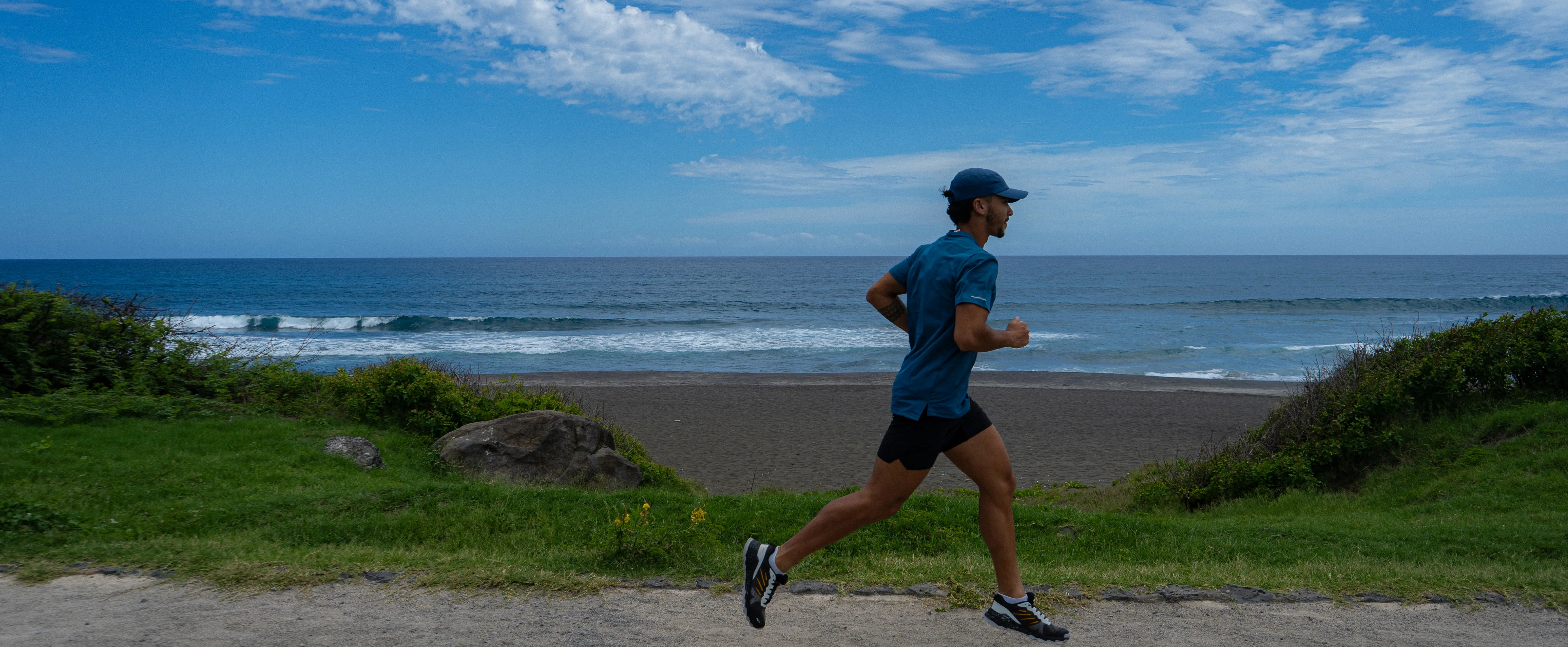 C'est une image d’ambiance mettant en avant un coureur à la pointe du diable à Saint Pierre