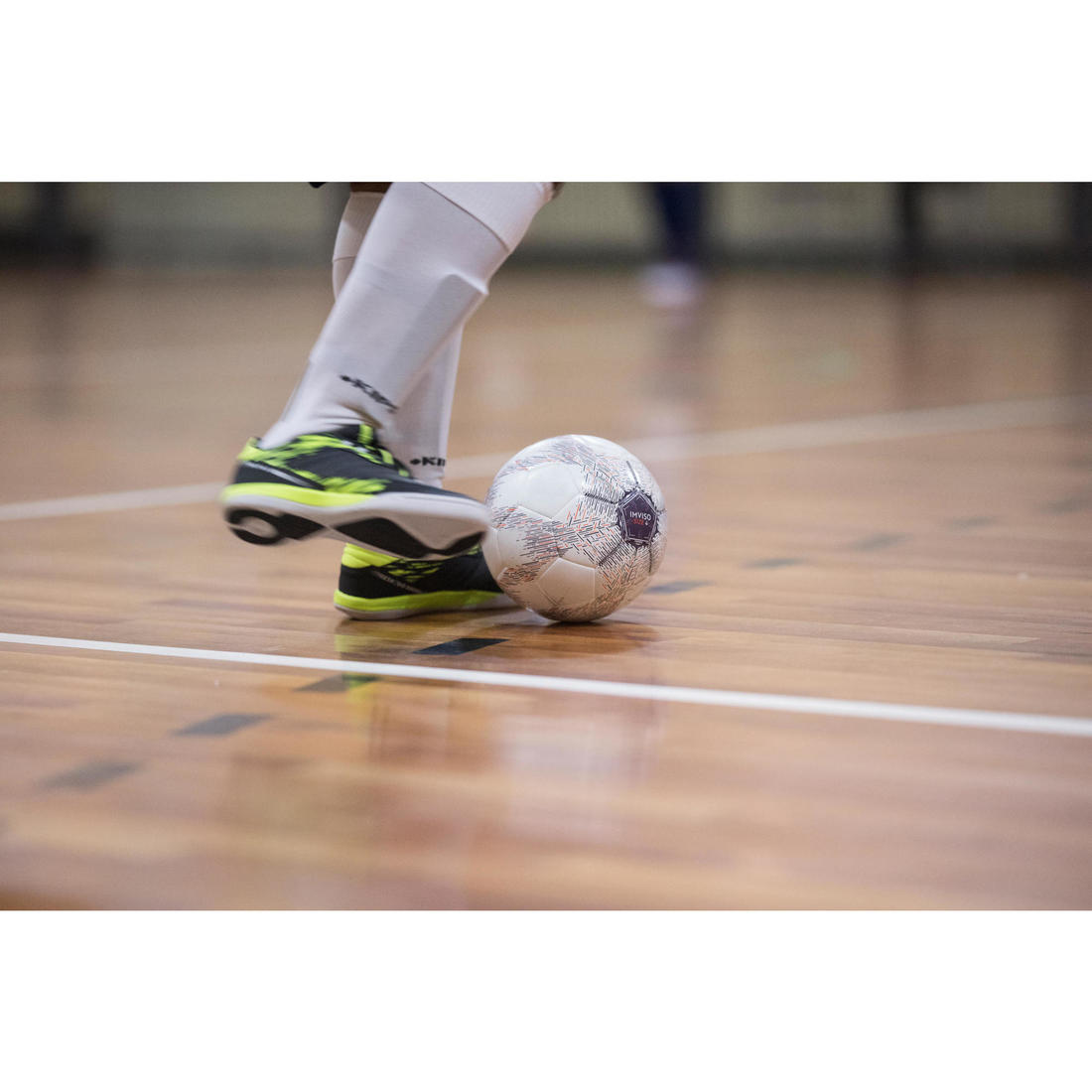 Ballon de Futsal taille 4 (périmètre 63cm) Rouge et blanc