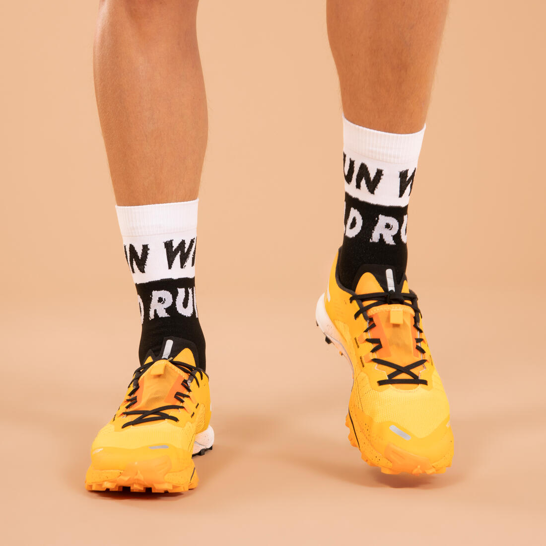 CHAUSSETTES DE RUNNING RUN900 EPAISSES MI-MOLLET RUN WILD BLANCHE NOIRE