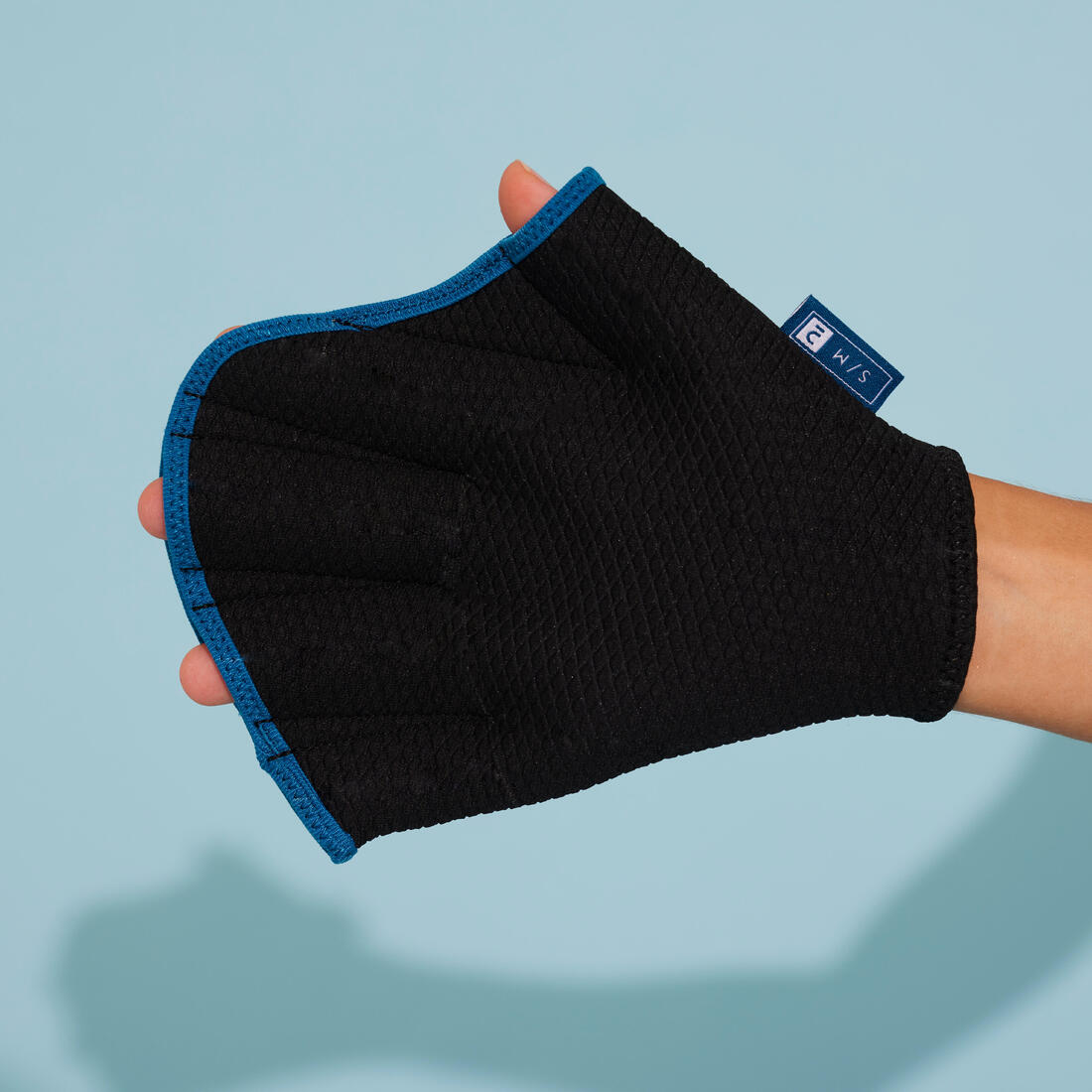 Paire de gants palmés Aquagym en néoprène noir bleu