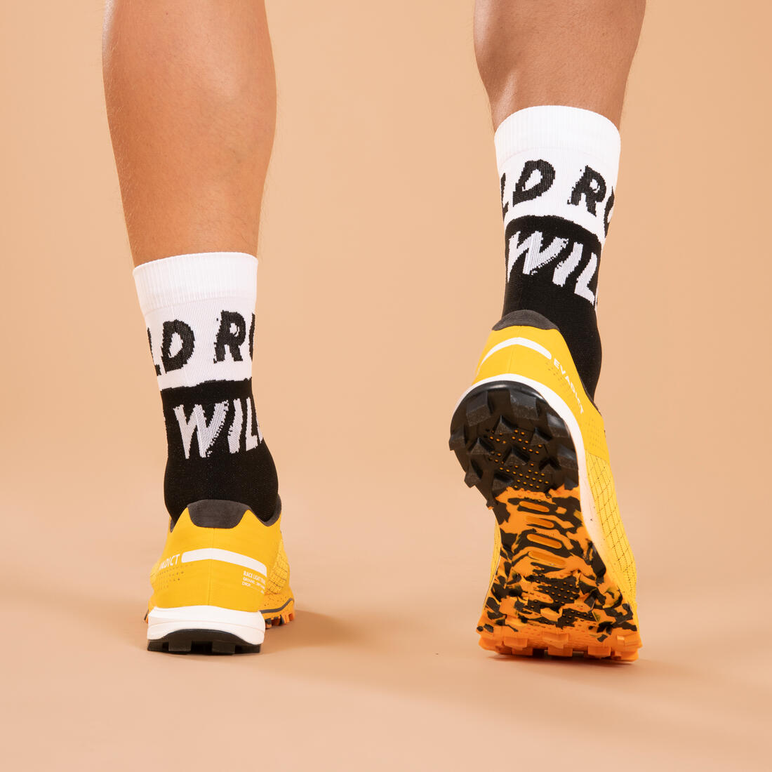 CHAUSSETTES DE RUNNING RUN900 EPAISSES MI-MOLLET RUN WILD BLANCHE NOIRE