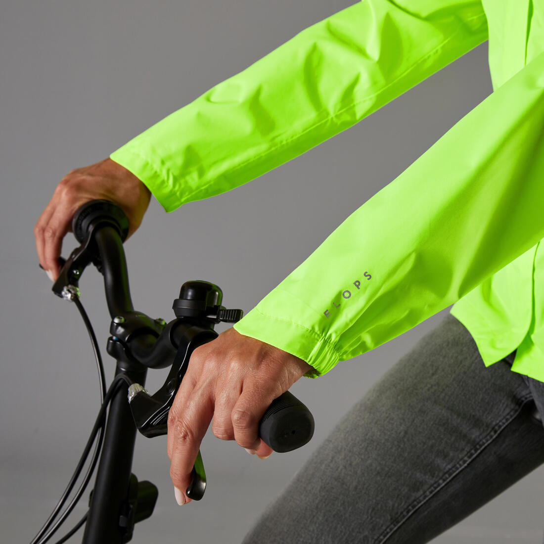 VESTE PLUIE VELO VILLE FEMME 120 JAUNE FLUO CERTIFIÉE EPI VISIBILITÉ JOUR