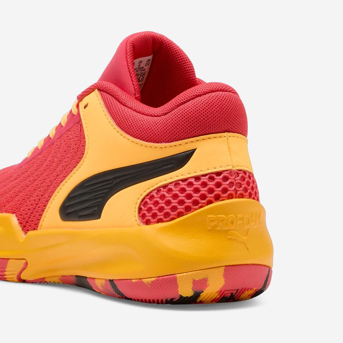 Chaussure de basketball Junior - PUMA Court Pro rouge et jaune
