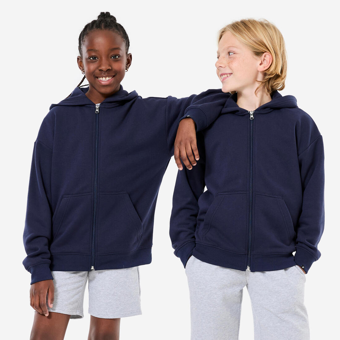Ce sweat loose zippé avec capuche foncé