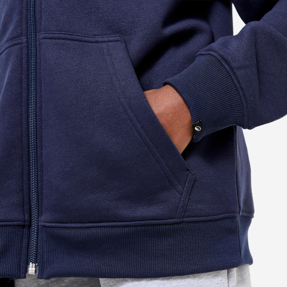 Ce sweat loose zippé avec capuche foncé
