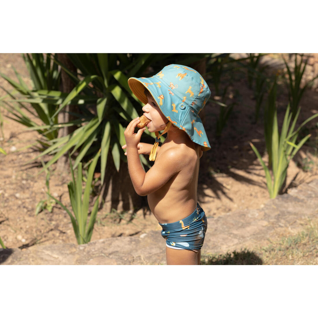 Chapeau anti uv bébé réversible jaune et bleu imprimé savane