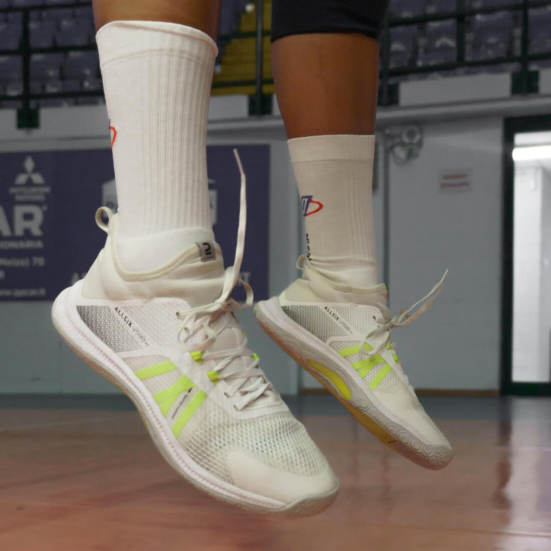 Chaussures de volley-ball FIT pour pratique régulière, blanches et jaunes