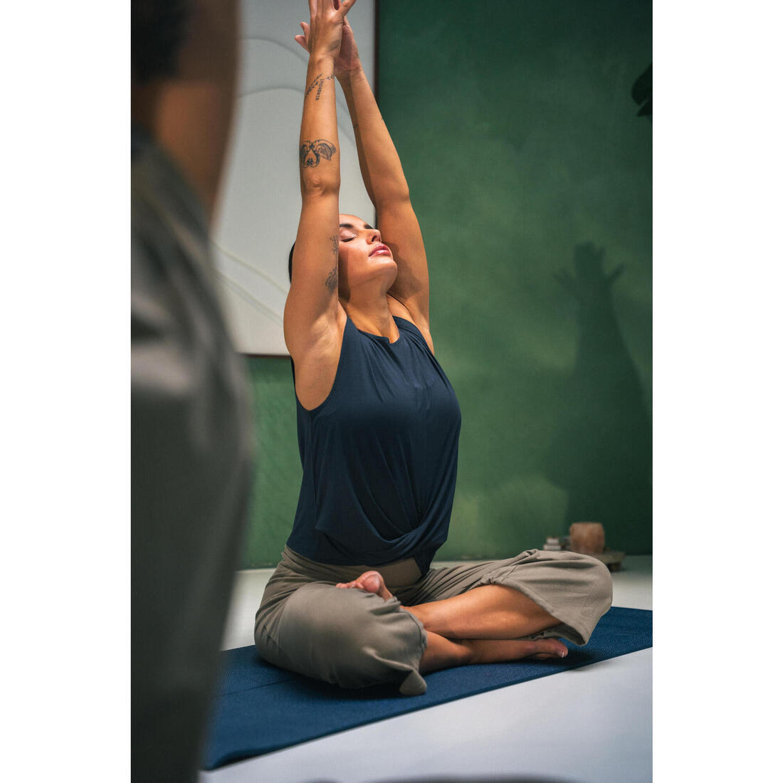 Un débardeur fluide et respirant de yoga/pilates, gris foncé